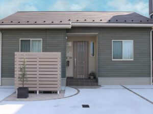 江津市 木目調フェンス付き駐輪場 外構施工事例