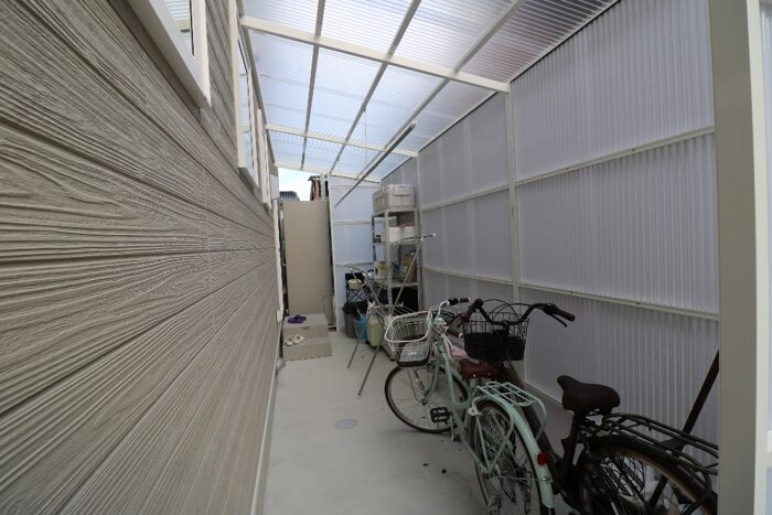 江津市 外構工事 自転車置き場と屋根設置によるエクステリア施工事例