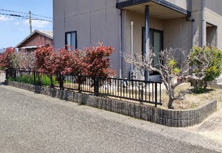 江津市で施工した木調フェンスの外構リフォーム