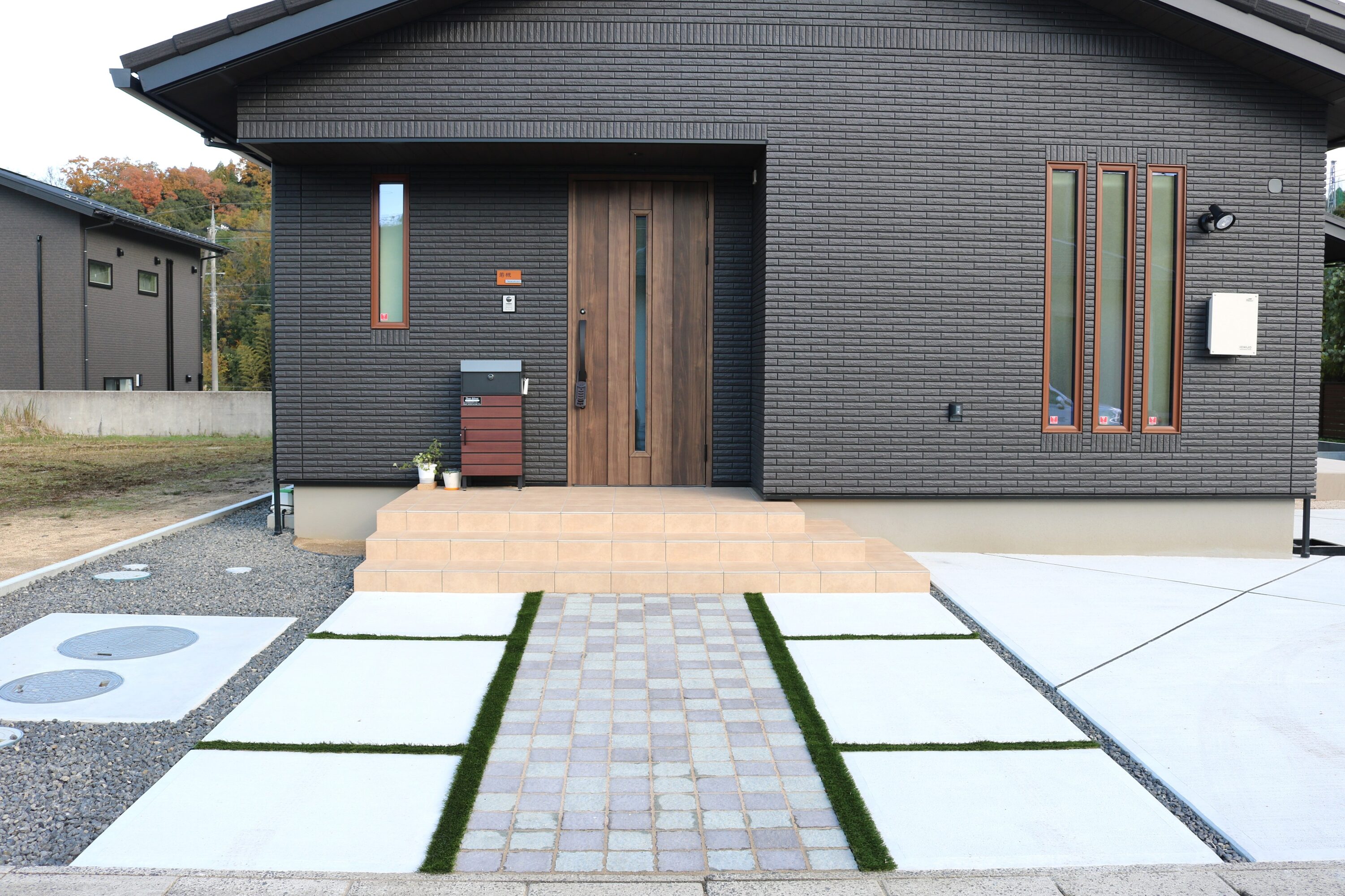 江津市 エクステリア施工 デザイン性の高い玄関前アプローチ」