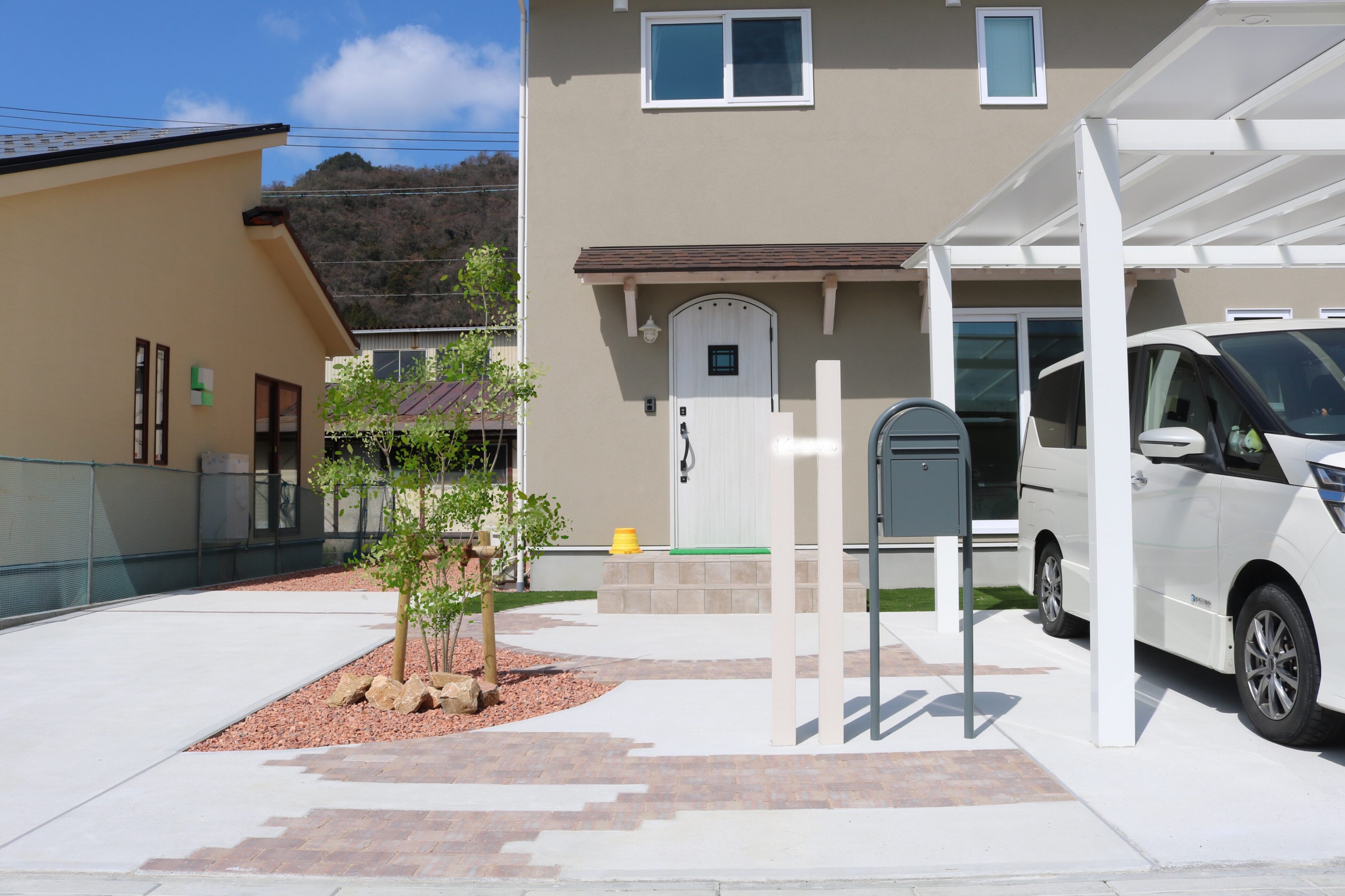 江津市 外構工事 玄関前アプローチと植栽デザイ