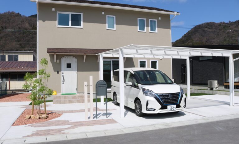 江津市 カーポート設置後の駐車場と外構施工事例