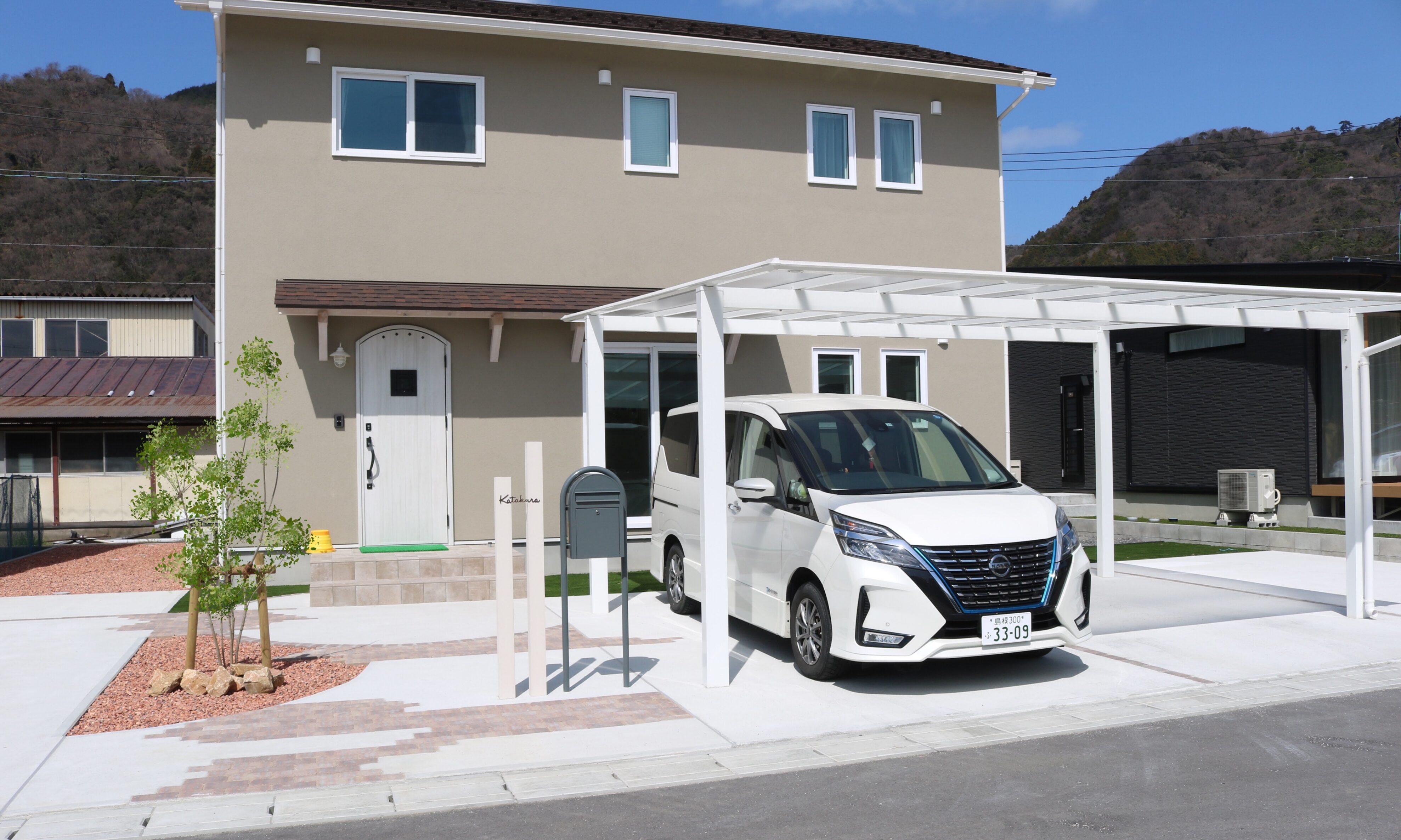 江津市 カーポート設置後の駐車場と外構施工事例