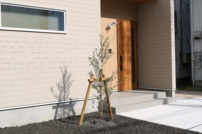 江津市 外構リフォーム 玄関前アプローチとフェンス施工事例