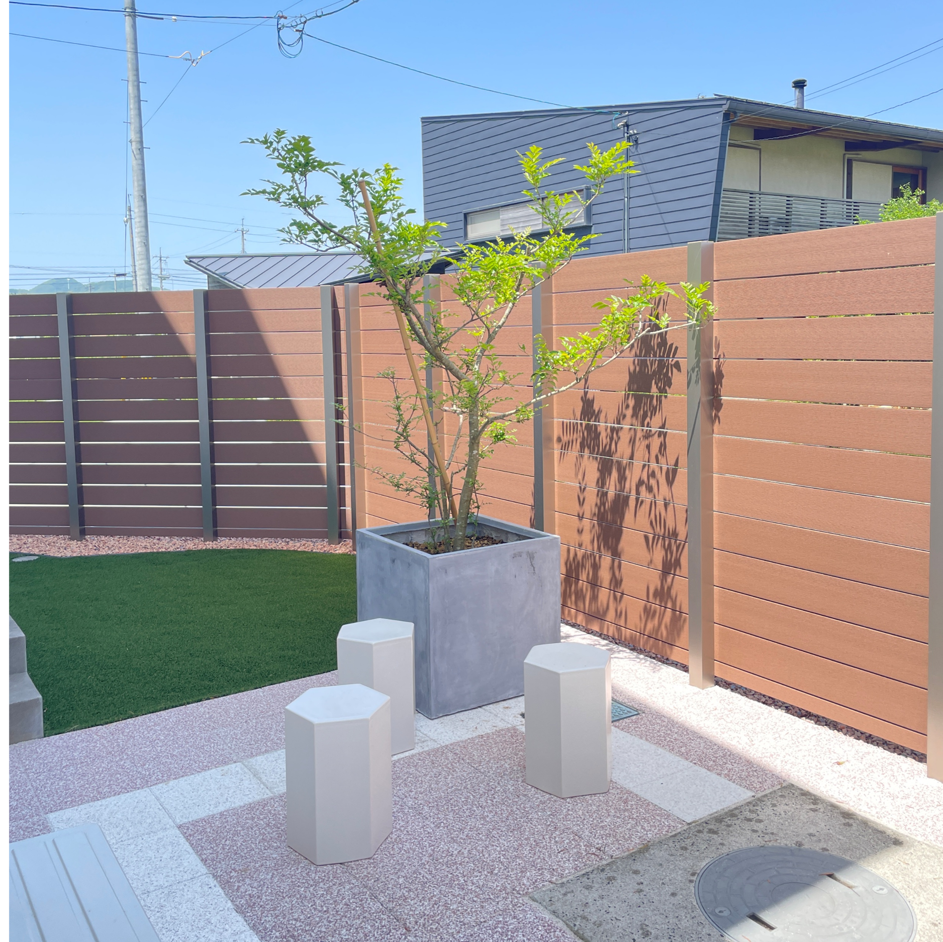 江津市 外構リフォーム 人工芝と植栽で整備された庭