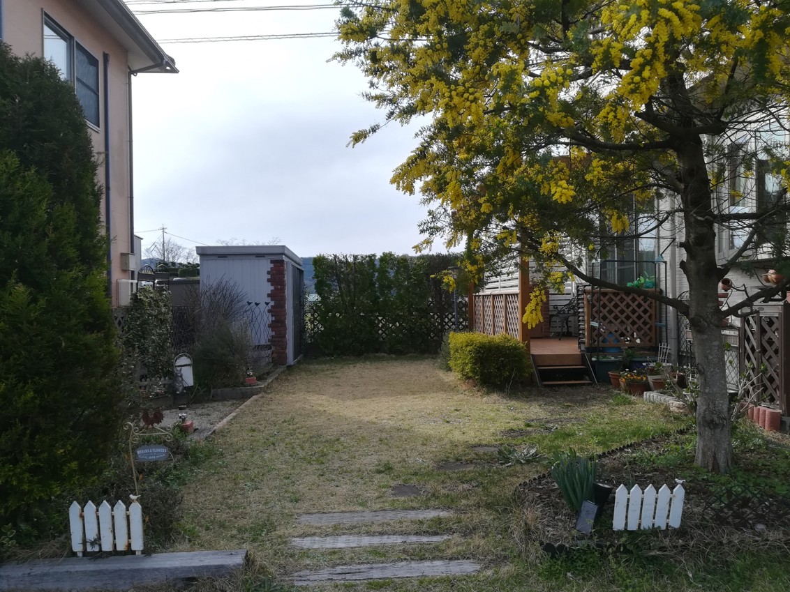 江津市の住宅で子どもが安心して遊べる人工芝の庭施工例