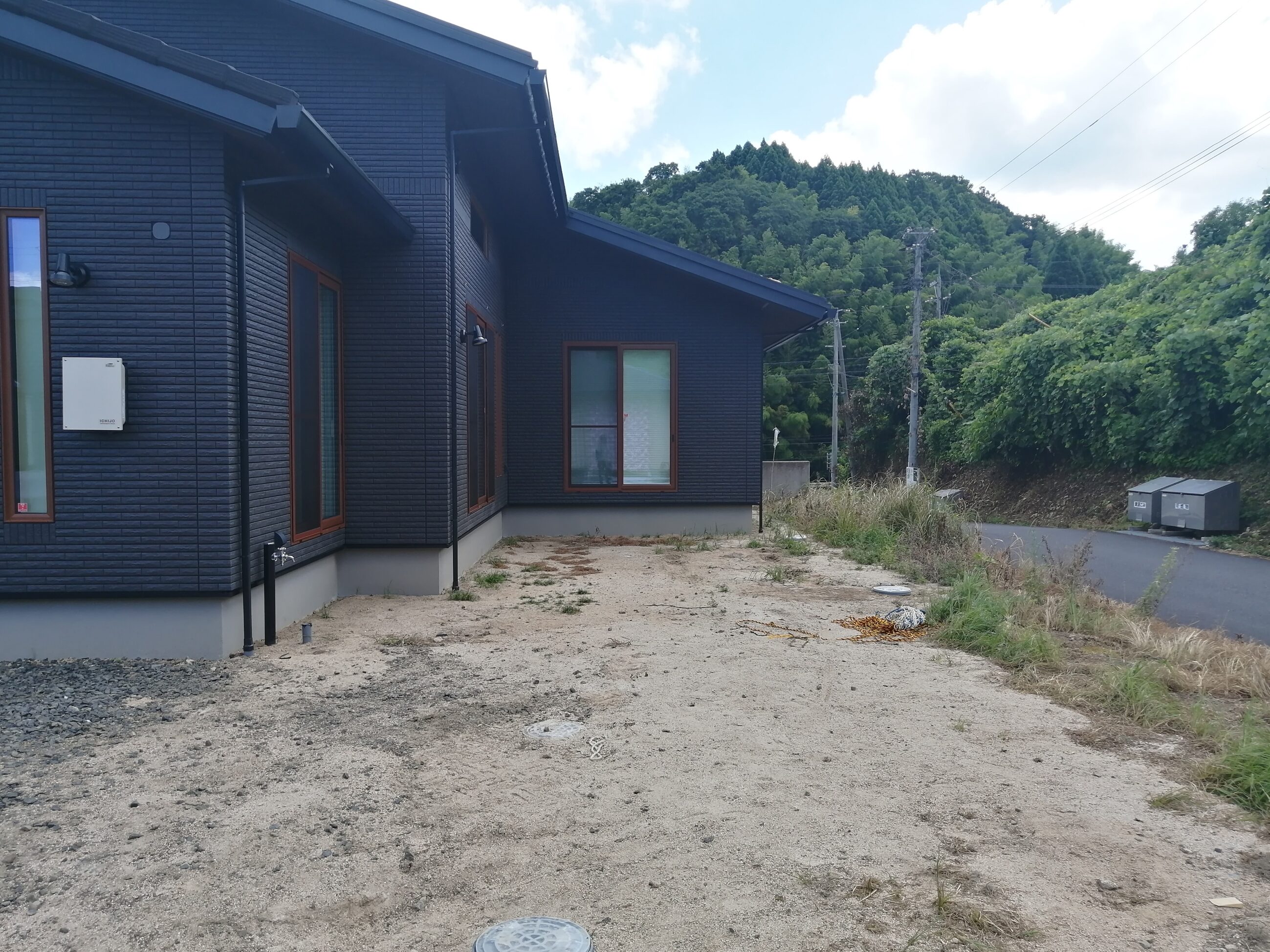 江津市 外構リフォーム 施工前の駐車場と玄関周りの様子