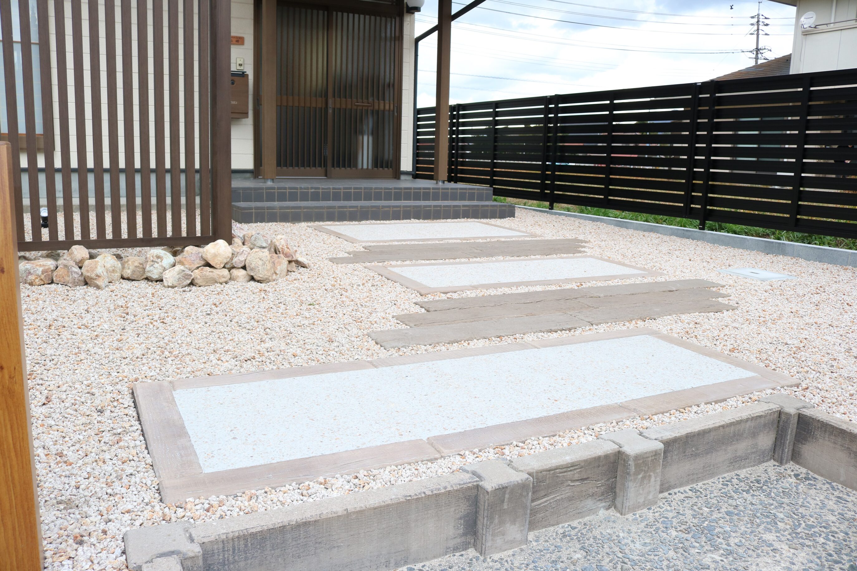 江津市 外構工事 デザイン性のある門柱とアプローチの仕上がり