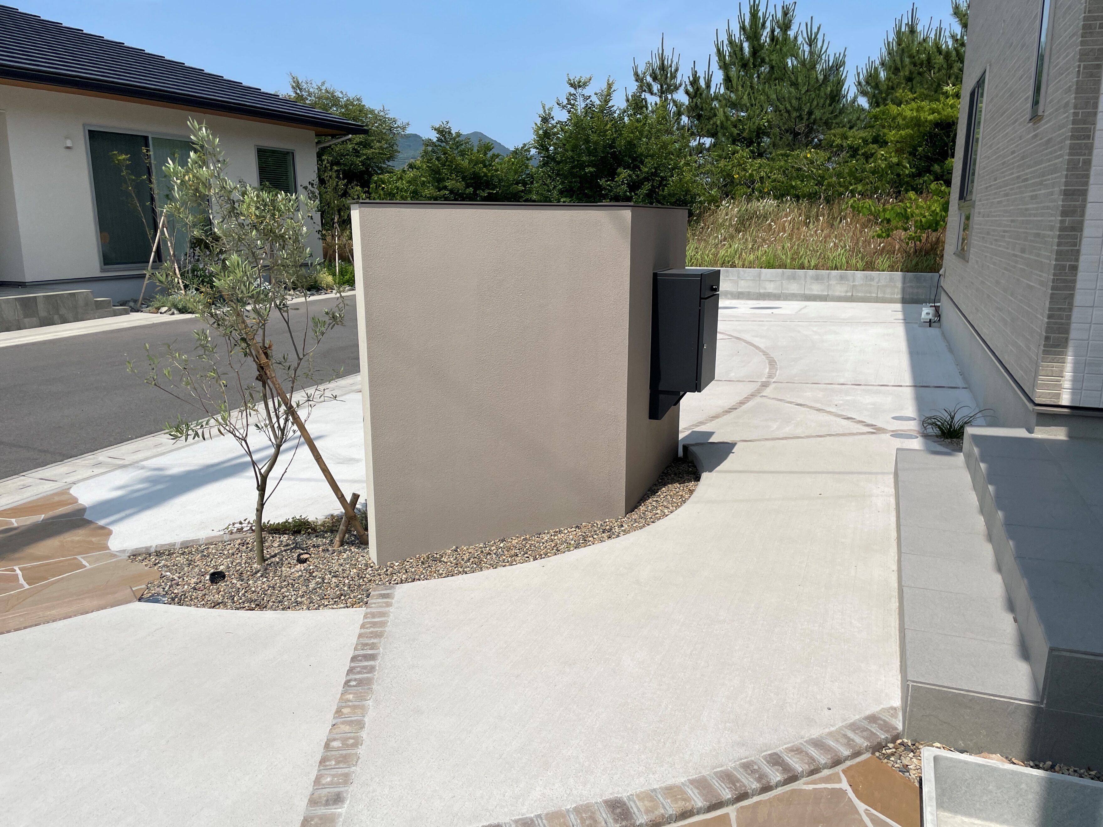 江津市 外構リフォーム 石張りアプローチと駐車場のデザイン事例