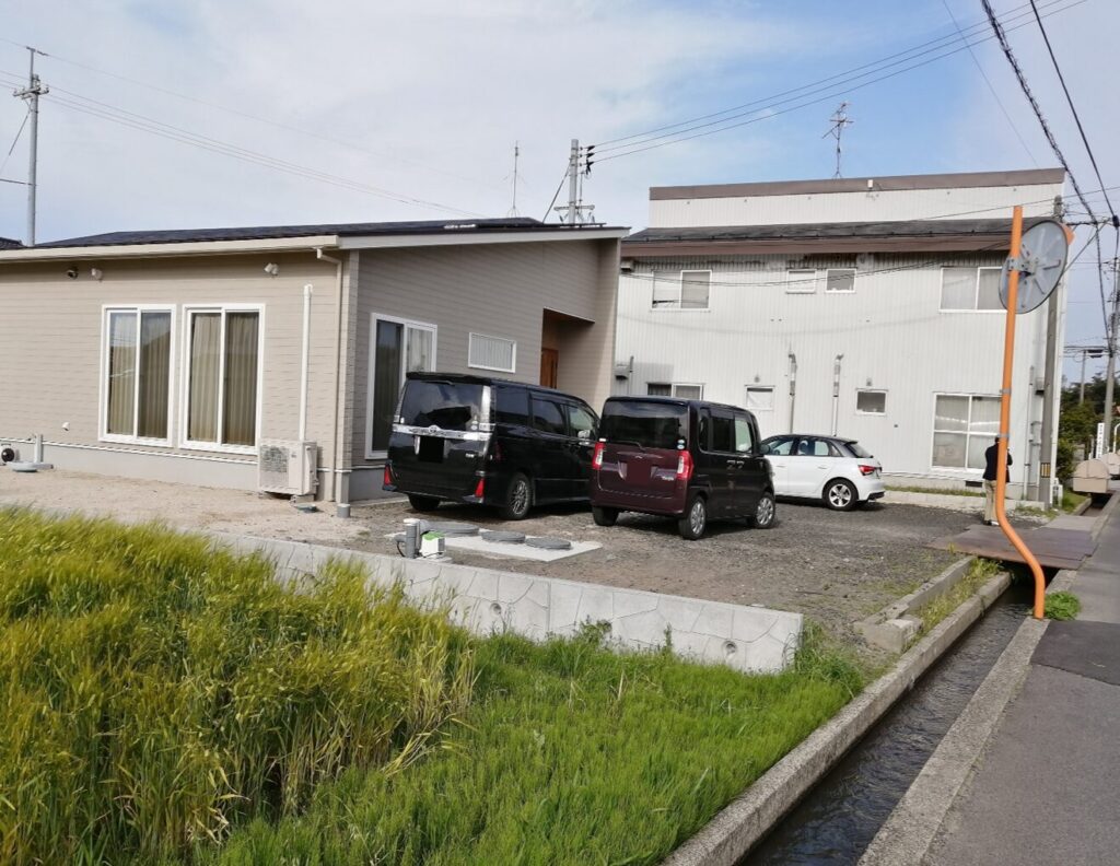 江津市 外構リフォーム 施工前の駐車場と庭の写真