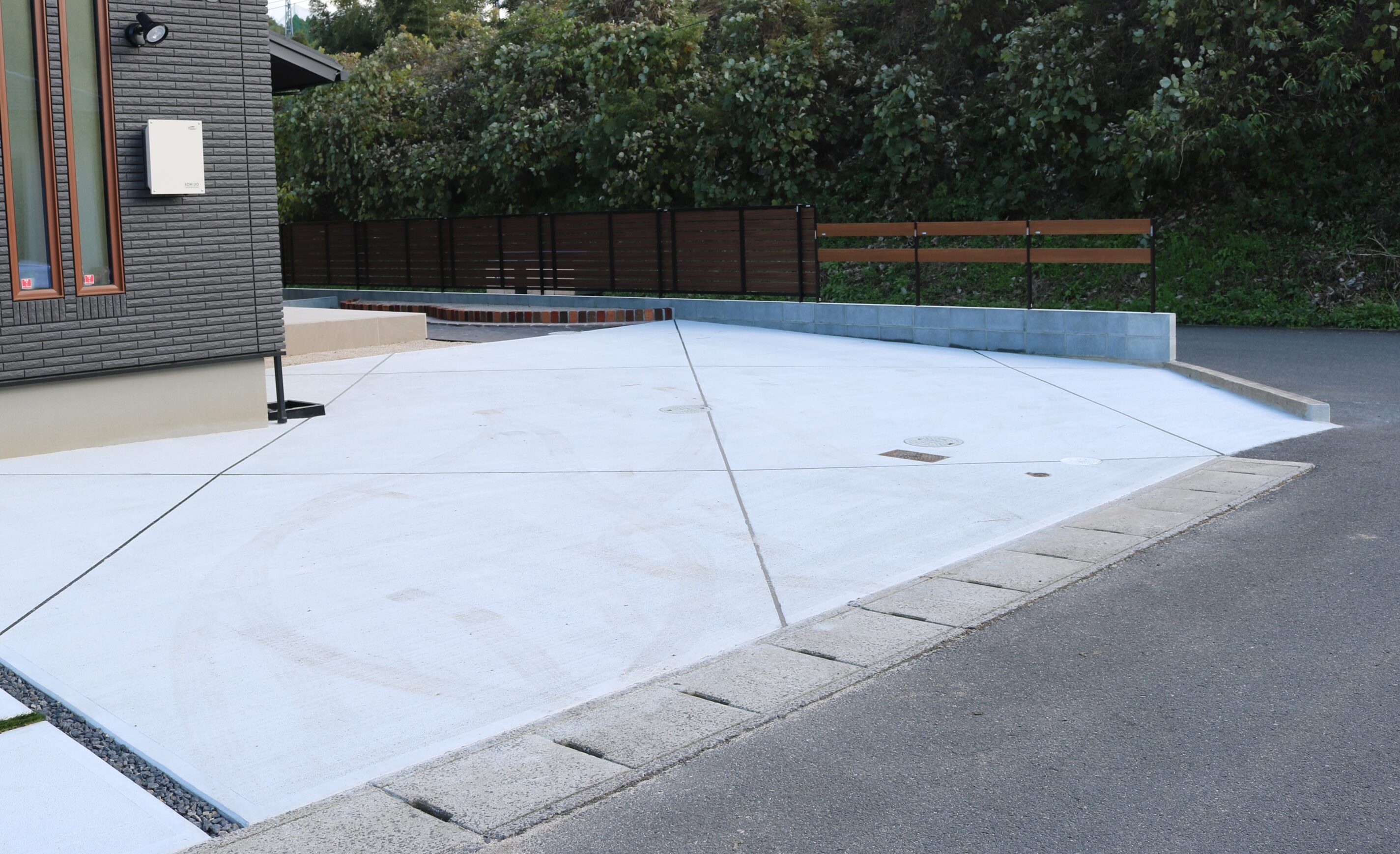 江津市 外構リフォーム 完成後の駐車場と外構全体の写真