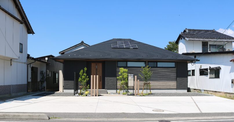 江津市 外構工事 庭に設置されたフェンスと門柱