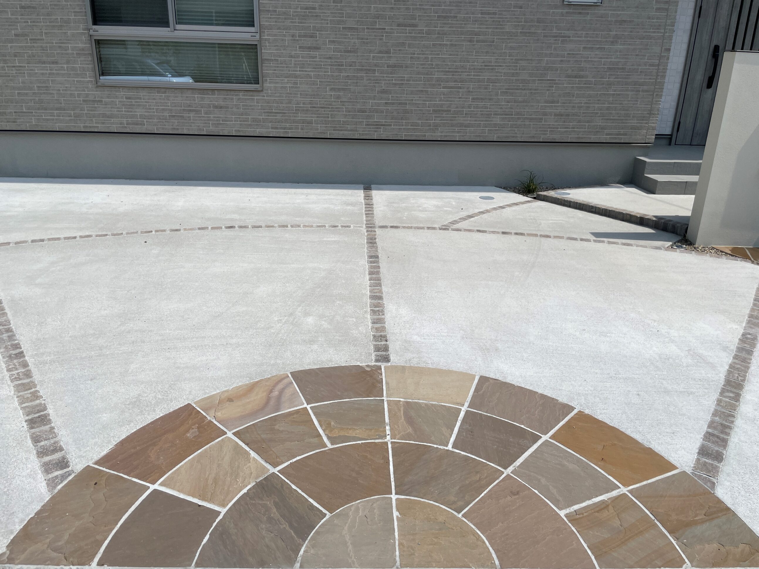 江津市 外構リフォーム 石張りアプローチと駐車場のデザイン事例