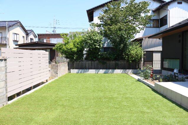 江津市 外構工事 芝生を敷いた広い庭の事例