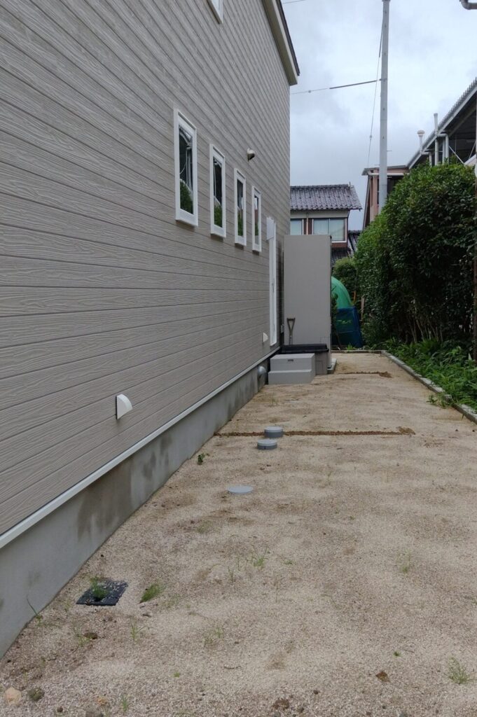 江津市 外構リフォーム 施工前の駐車場と庭の写真