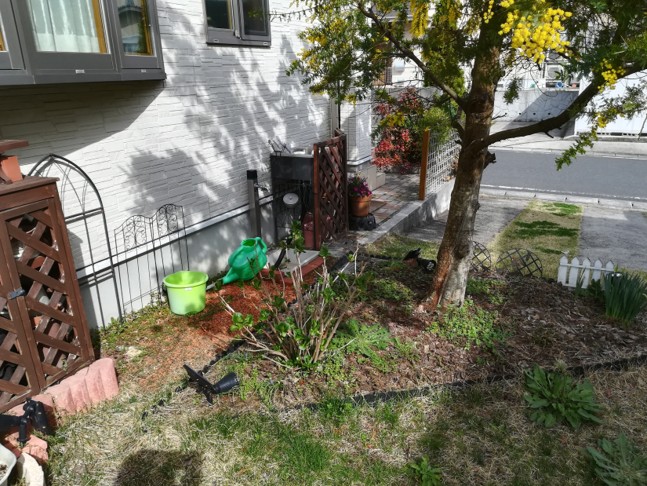 江津市の住宅で子どもが安心して遊べる人工芝の庭施工例