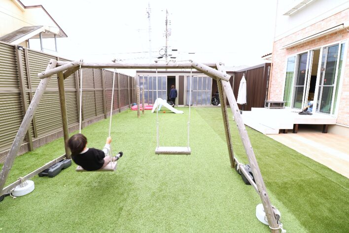 江津市 外構工事 子供が遊べる庭のブランコと人工芝スペース