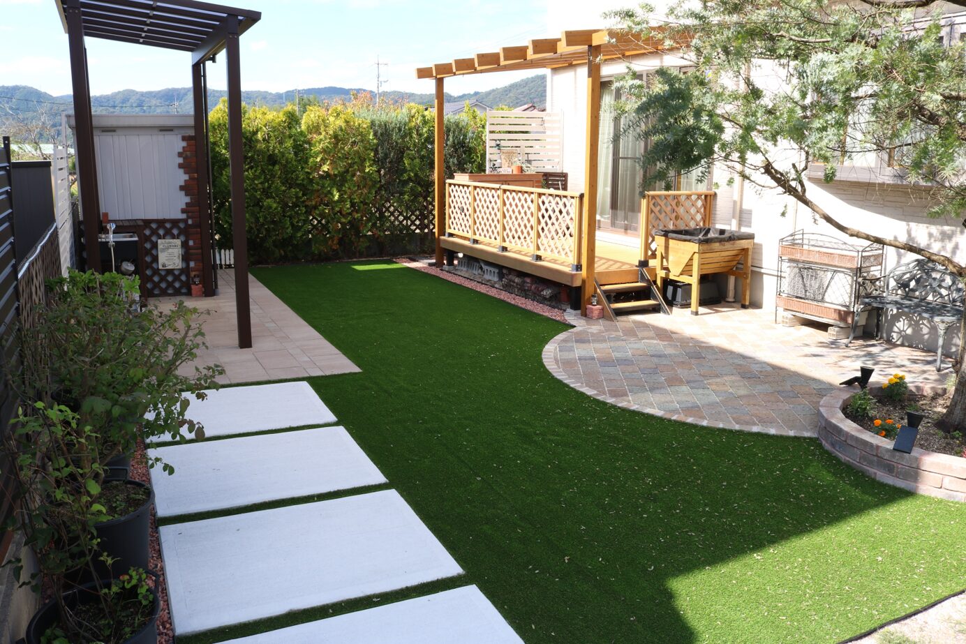 江津市の住宅で子どもが安心して遊べる人工芝の庭施工例