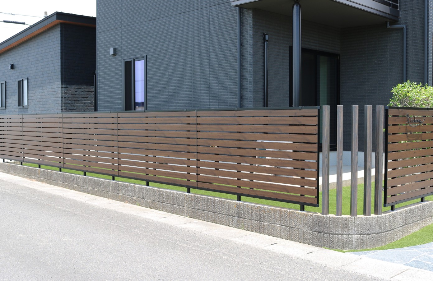 江津市で施工した木調フェンスの外構リフォーム