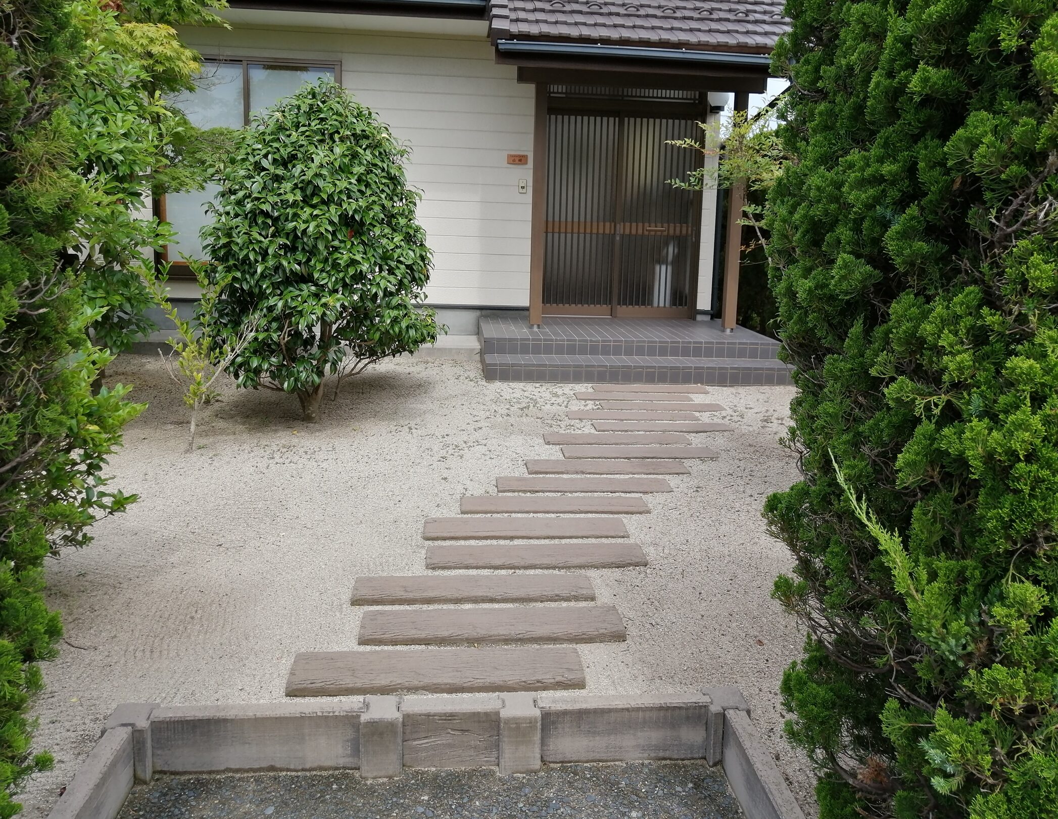 江津市 外構リフォーム 段差があり通行しにくいアプローチ