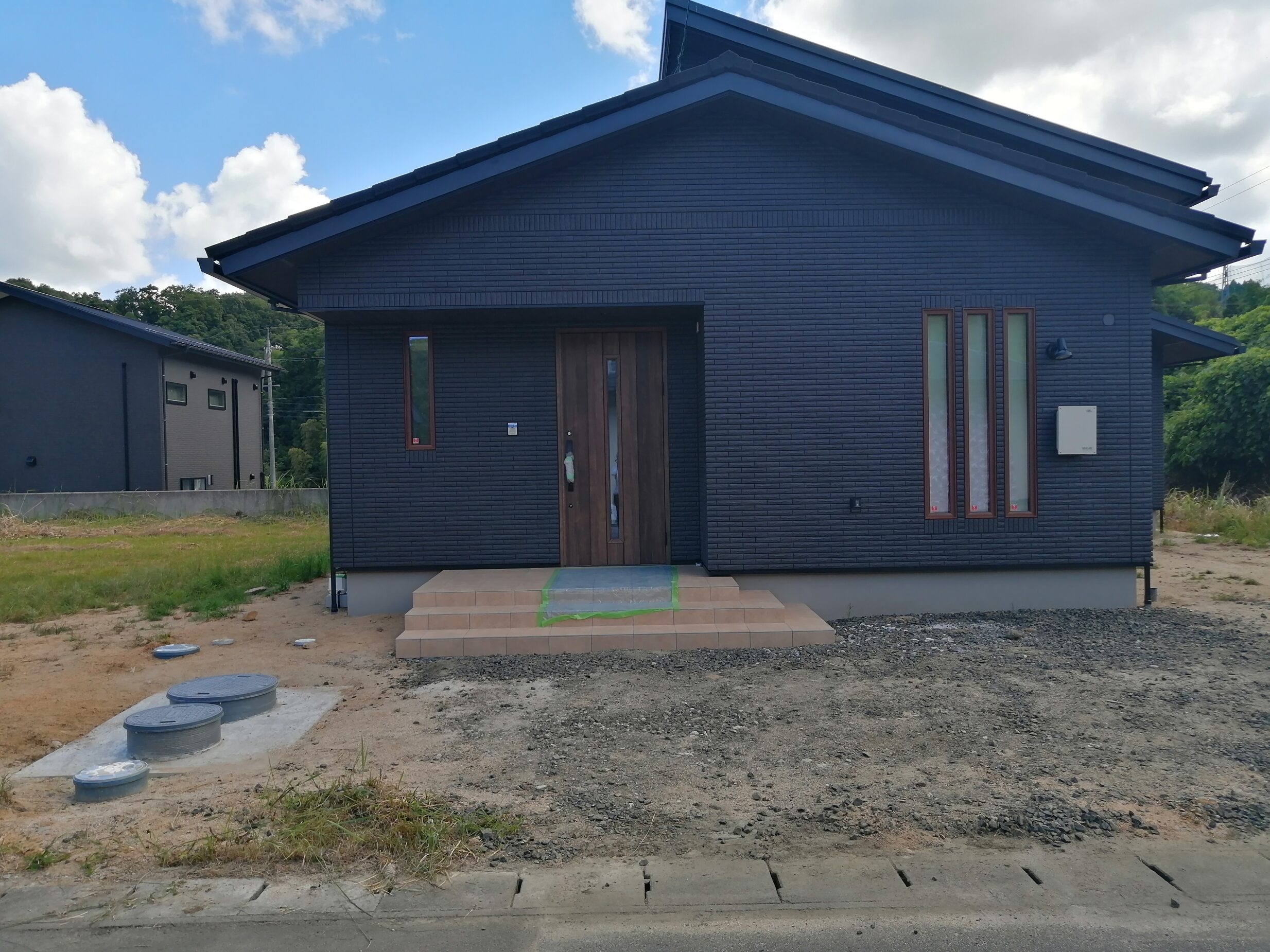 江津市 外構リフォーム 施工前の駐車場と玄関周りの様子