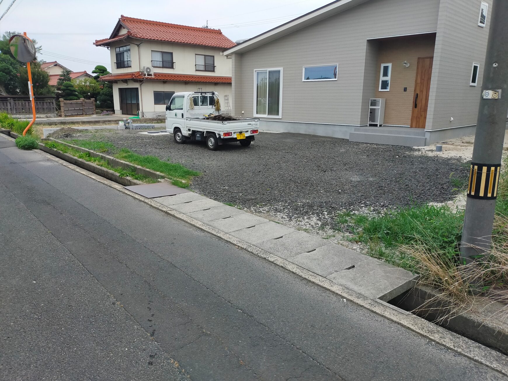 江津市 外構リフォーム 施工前の駐車場と庭の写真