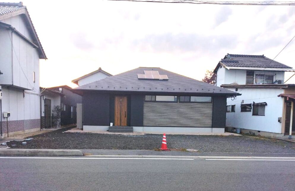 江津市 外構リフォーム 施工前の庭と駐車場の様子