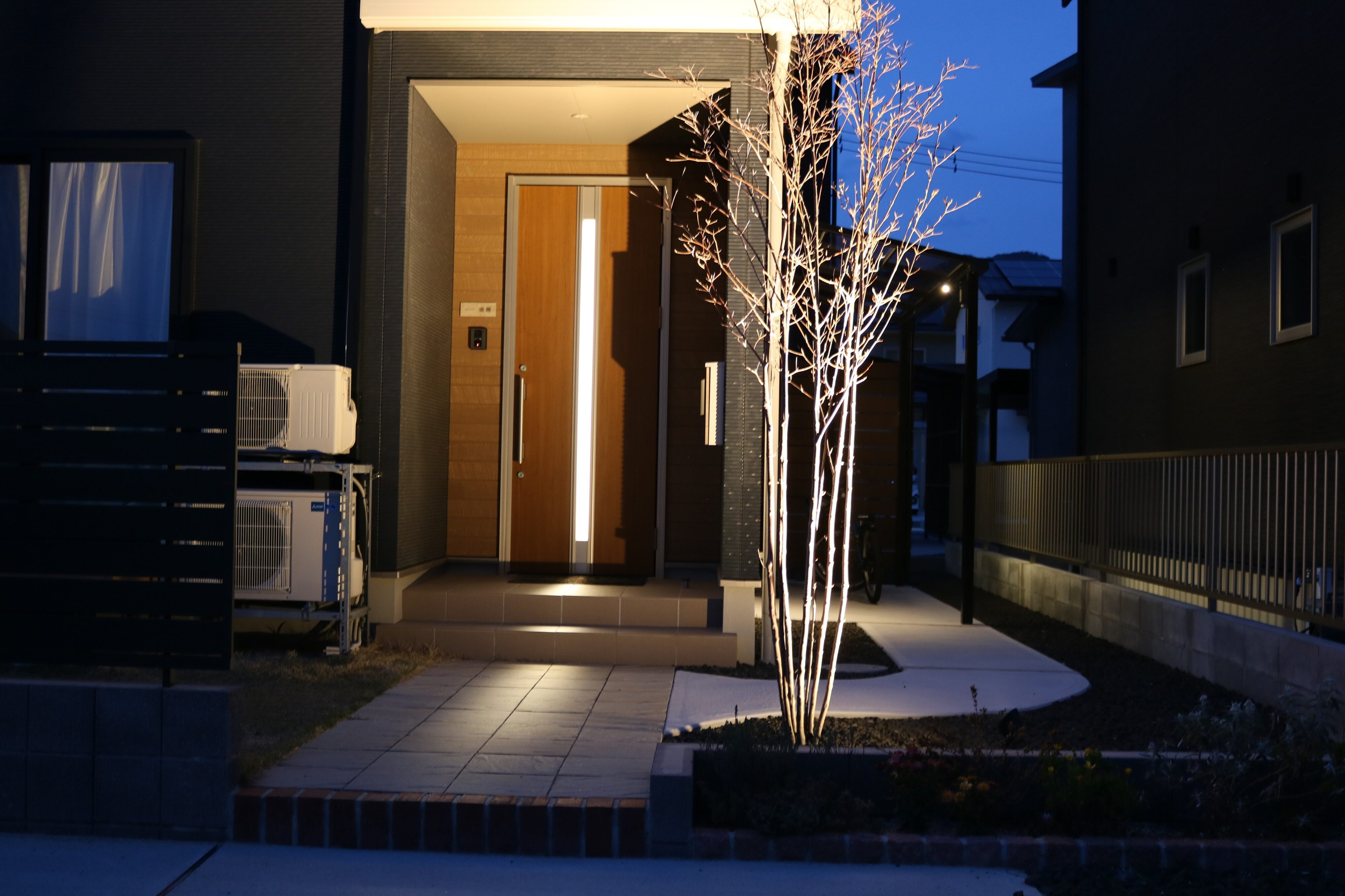 江津市 外構工事 夜間のライトアップされた門まわりとアプローチ