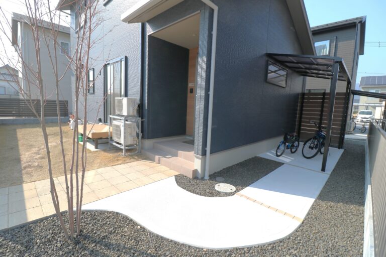 江津市 サイクルポート設置工事 シンプルで使いやすいデザイン