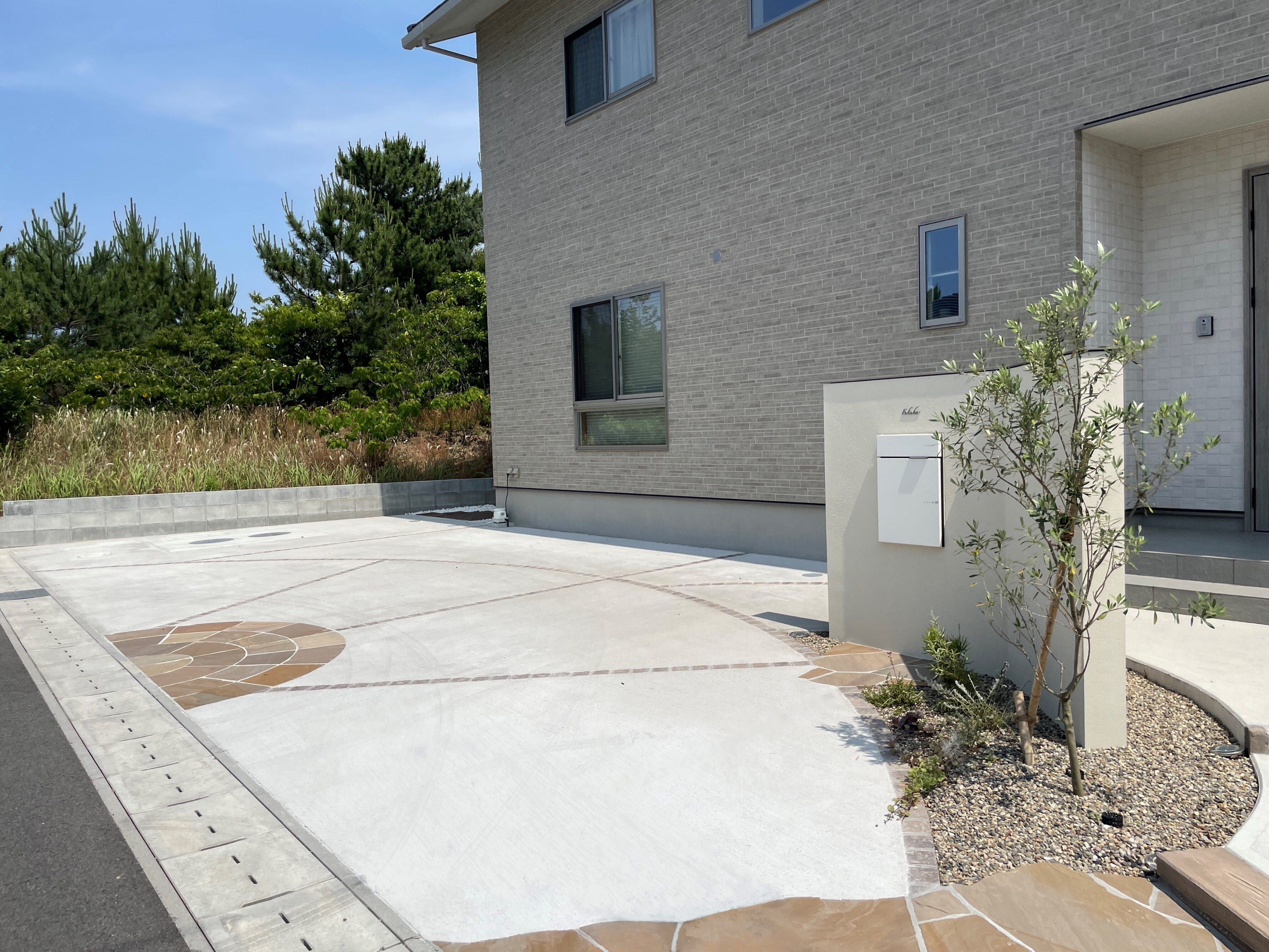 江津市 外構リフォーム 駐車場拡張後の全景