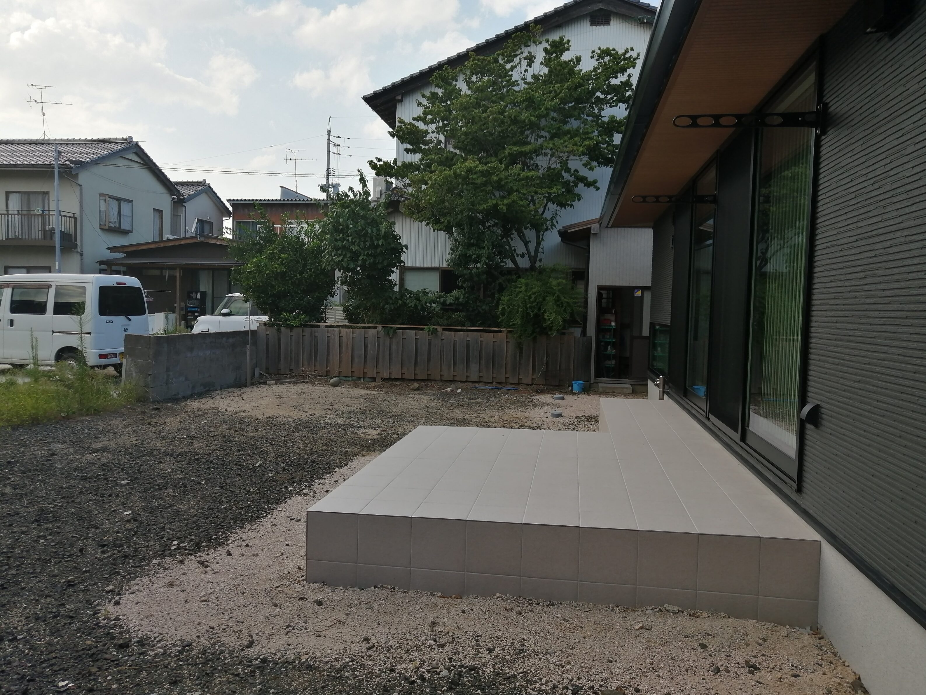 江津市 外構リフォーム 施工前の庭と駐車場の様子