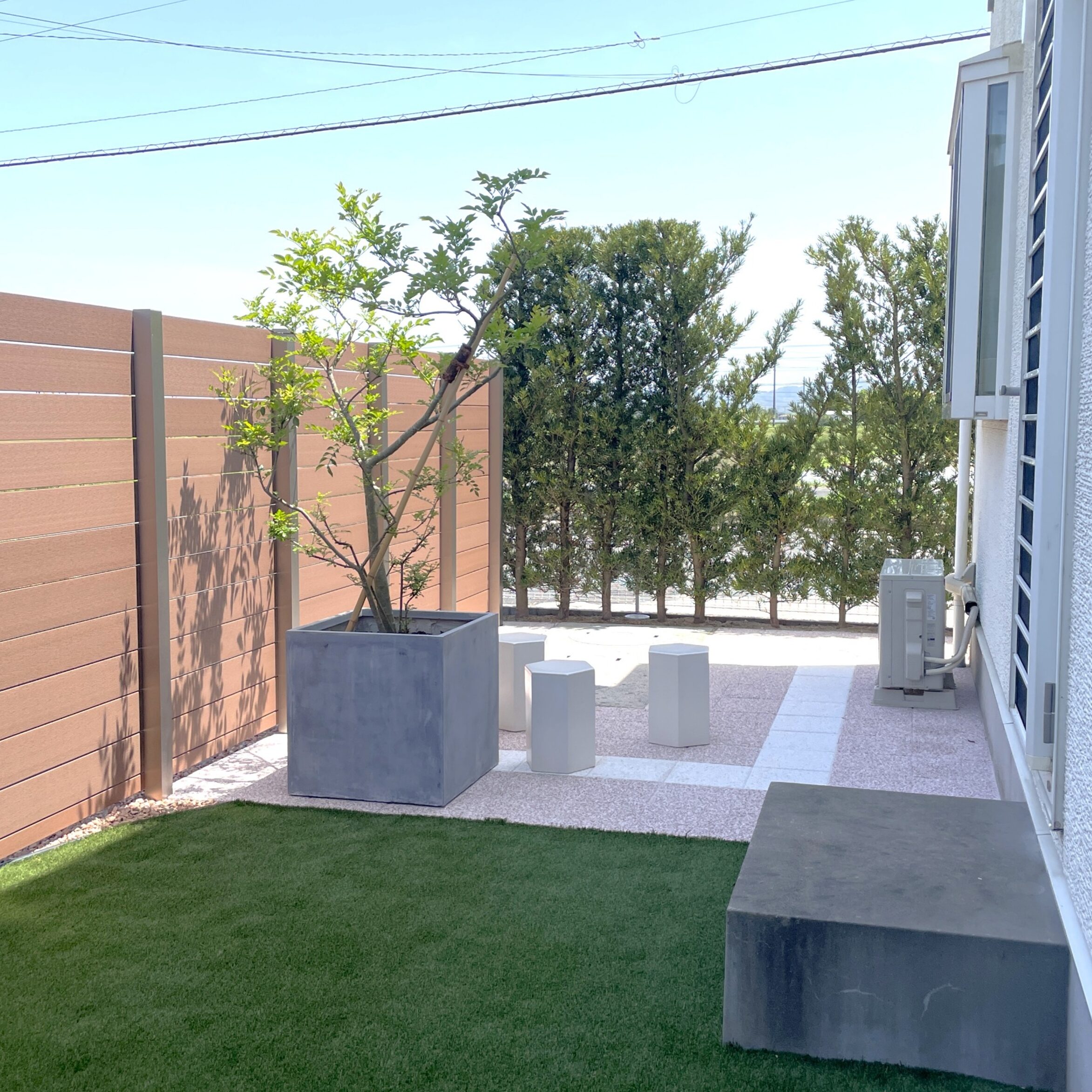 江津市 外構リフォーム 人工芝と植栽で整備された庭