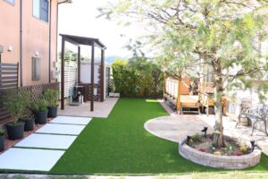 江津市の住宅で子どもが安心して遊べる人工芝の庭施工例