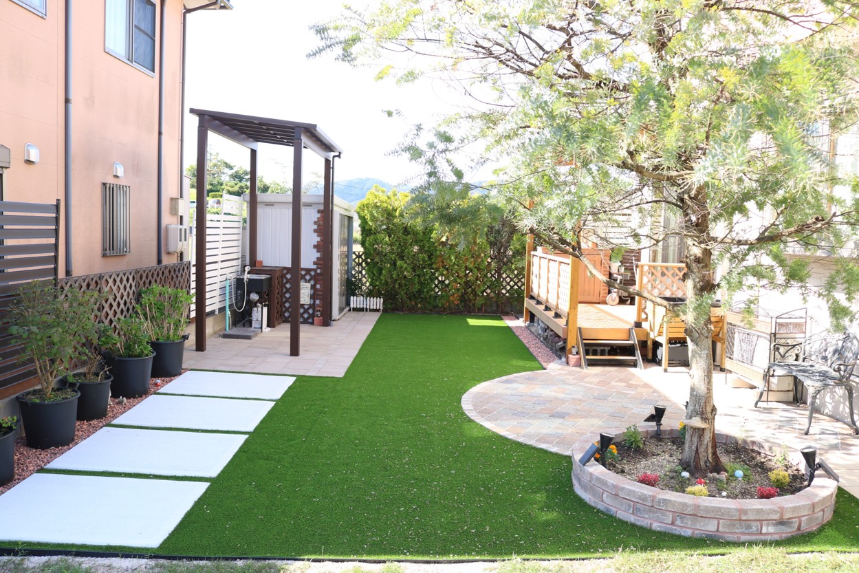 江津市の住宅で子どもが安心して遊べる人工芝の庭施工例