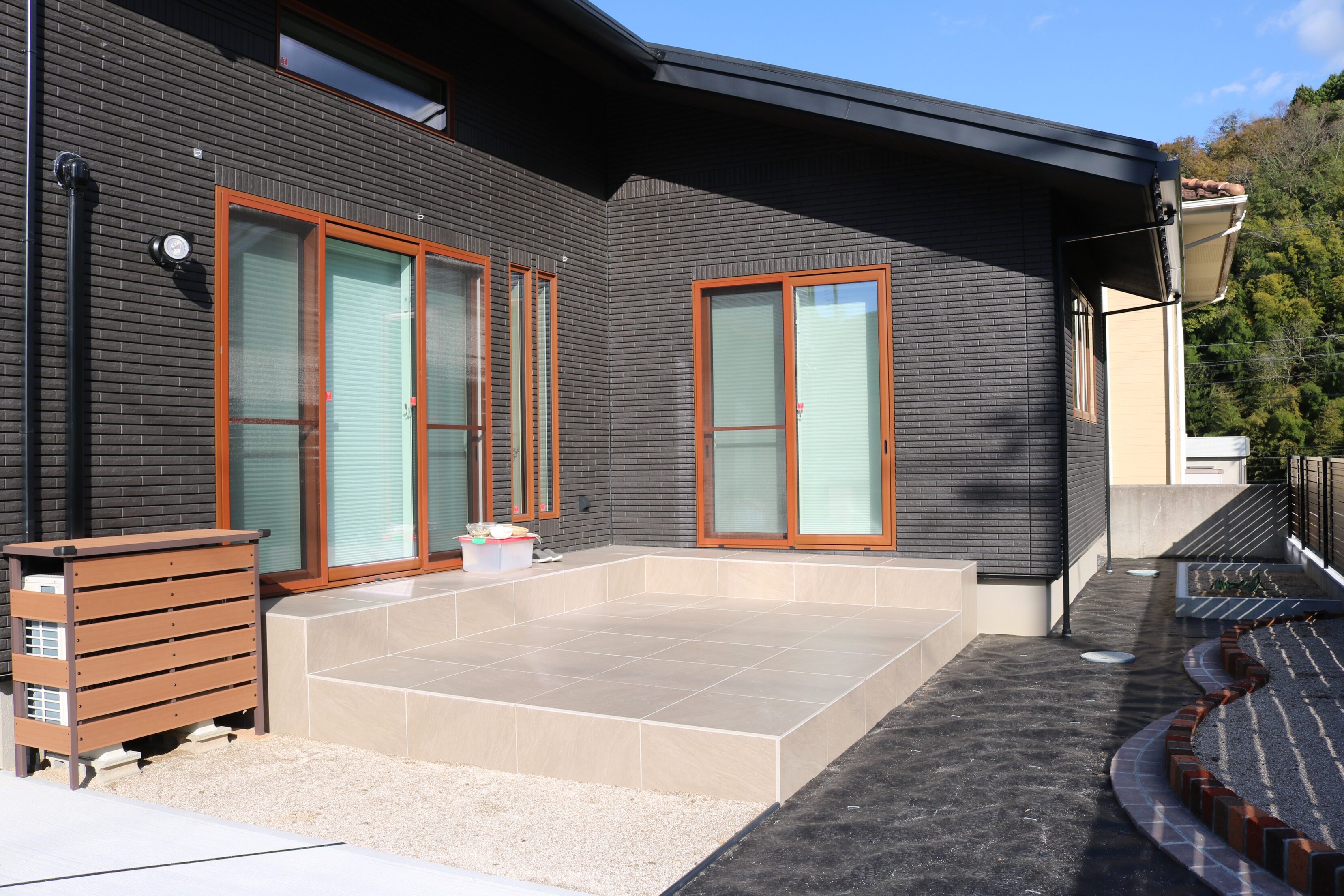 江津市 外構リフォーム 完成後の駐車場と外構全体の写真