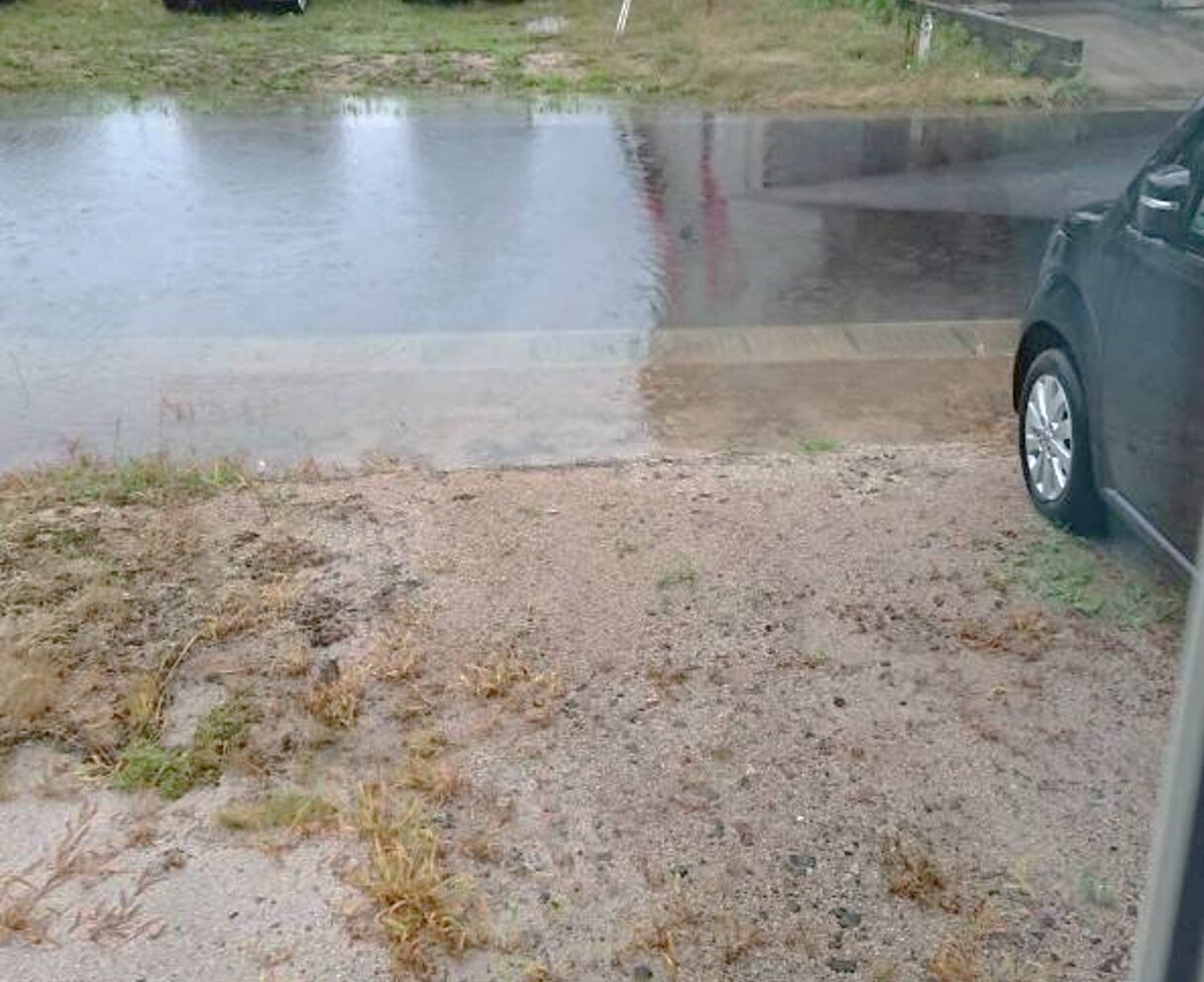 江津市 外構リフォーム 施工前の庭と駐車場の写真