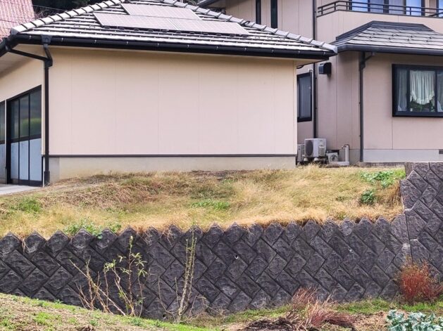 江津市 外構リフォーム 危険な急傾斜地の施工前の様子