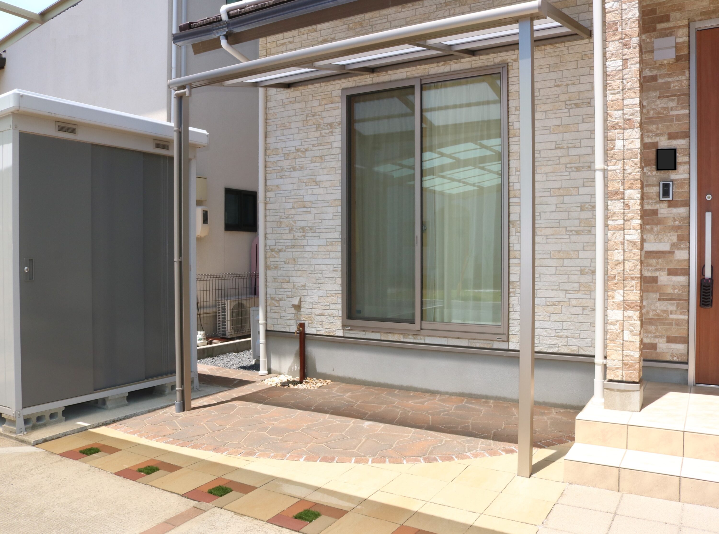 江津市 外構工事 物置とおしゃれな舗装材を組み合わせた庭