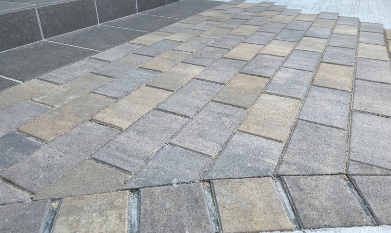 江津市 外構工事 玄関アプローチの石貼りとタイル仕上げ