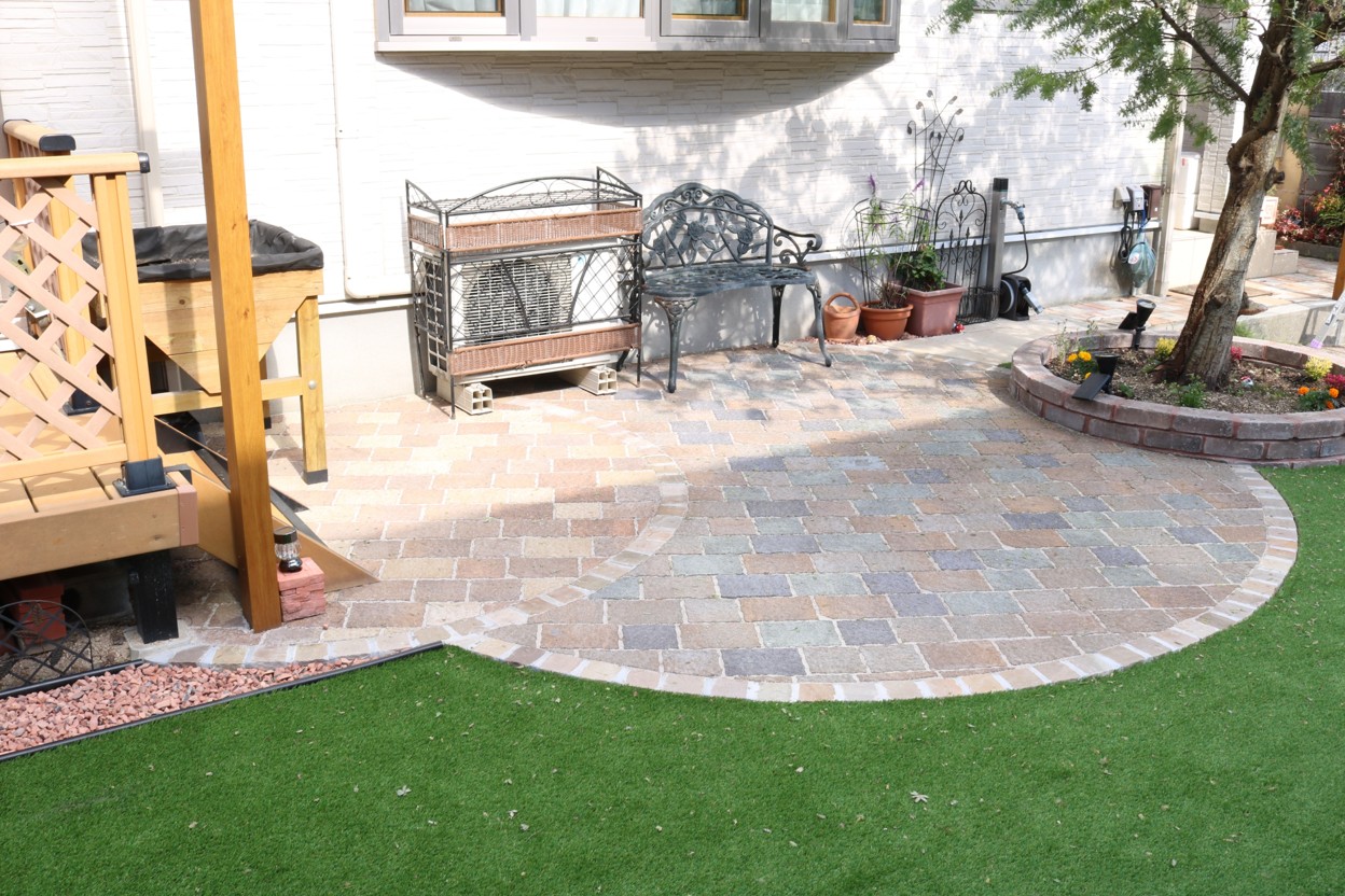 江津市の住宅で子どもが安心して遊べる人工芝の庭施工例