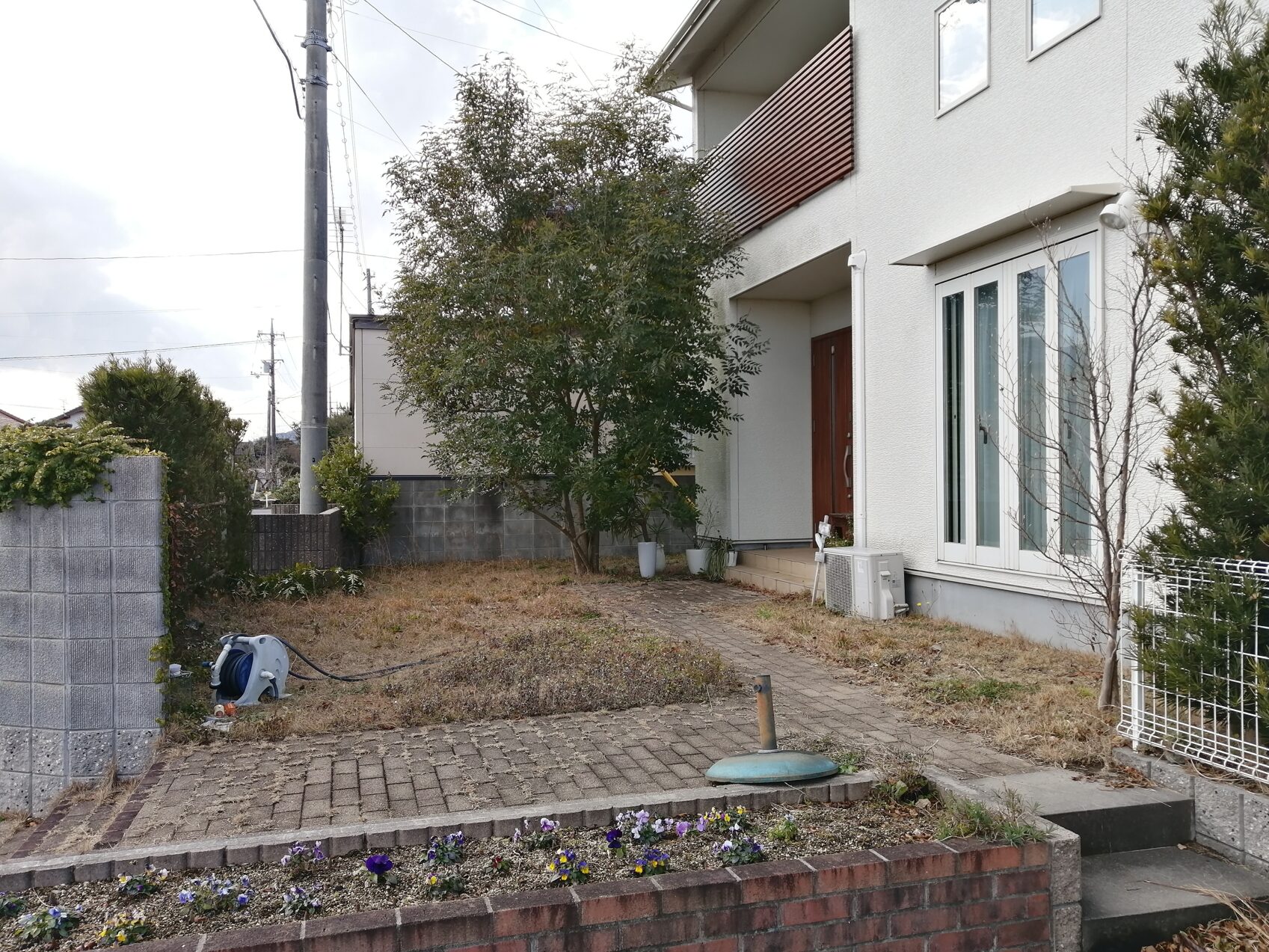 江津市 外構リフォーム 雑草が茂った庭の施工前の様子