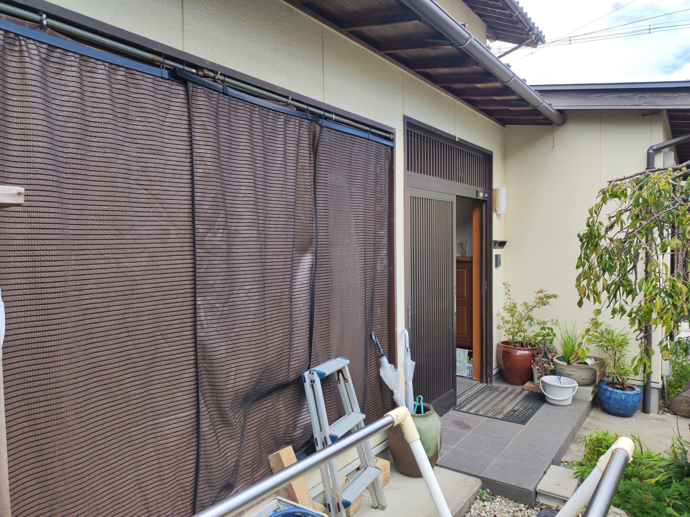 江津市 外構リフォーム 雨の日に不便な工事前の屋外スペース