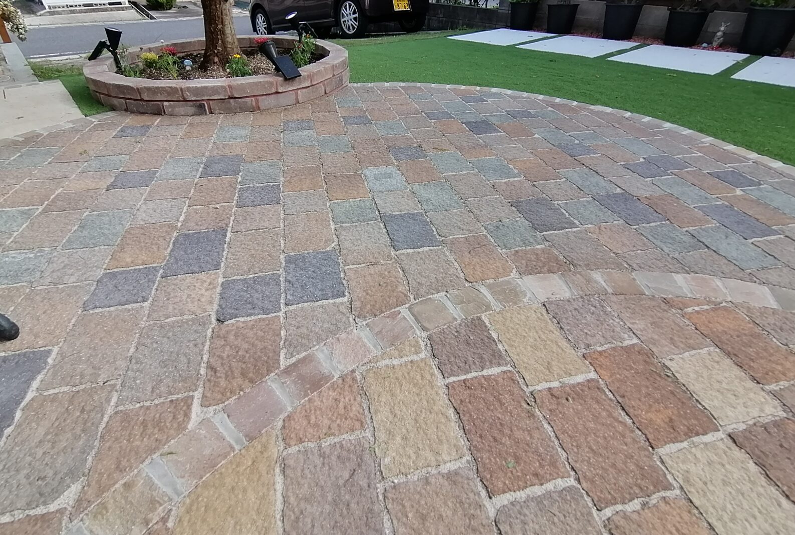 江津市の住宅で子どもが安心して遊べる人工芝の庭施工例