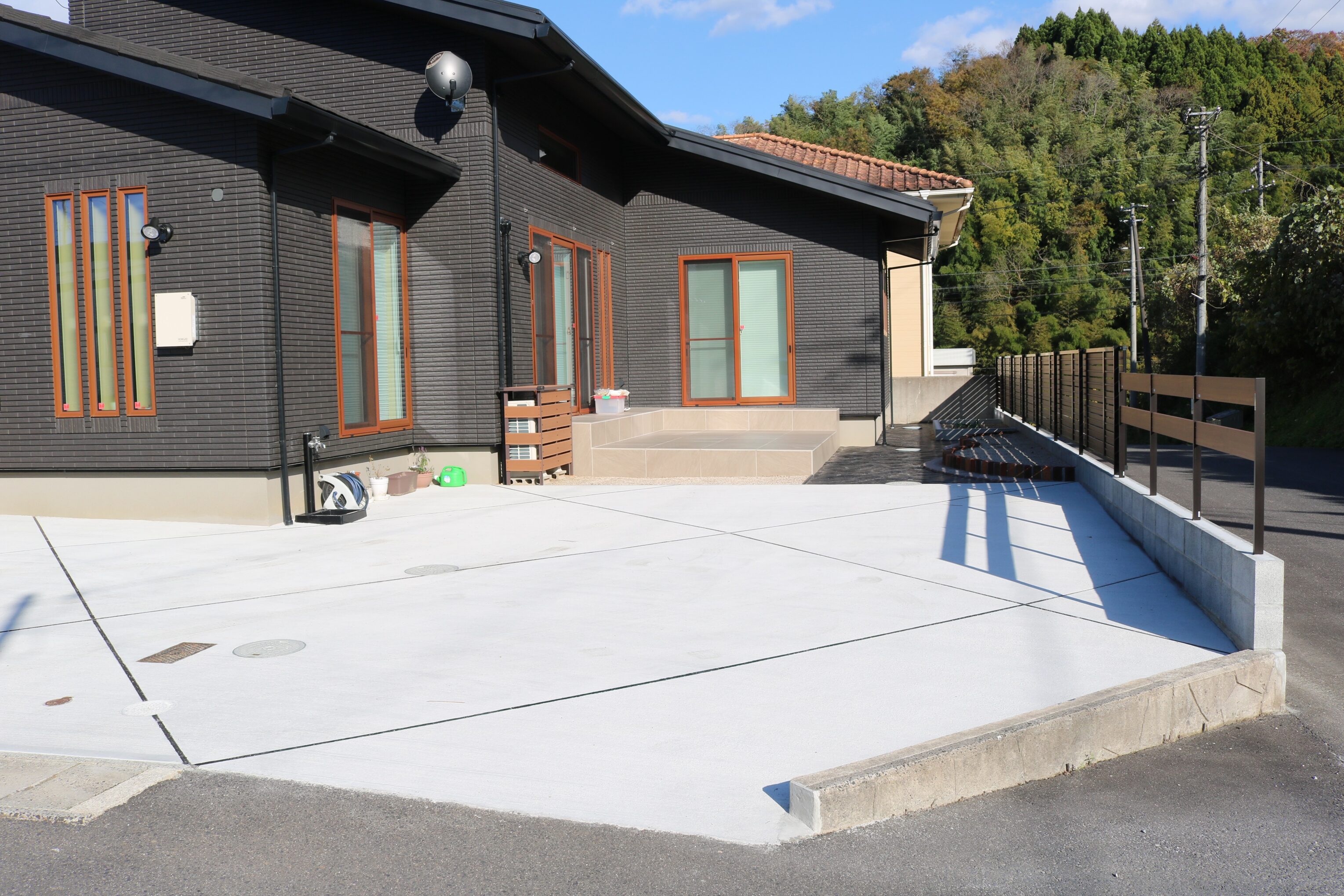 江津市 外構リフォーム 完成後の駐車場と外構全体の写真