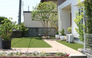 江津市 外構リフォーム 人工芝と植栽で整備された庭