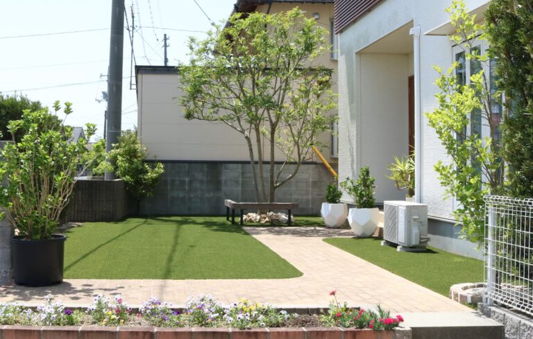 江津市 外構リフォーム 人工芝と植栽で整備された庭