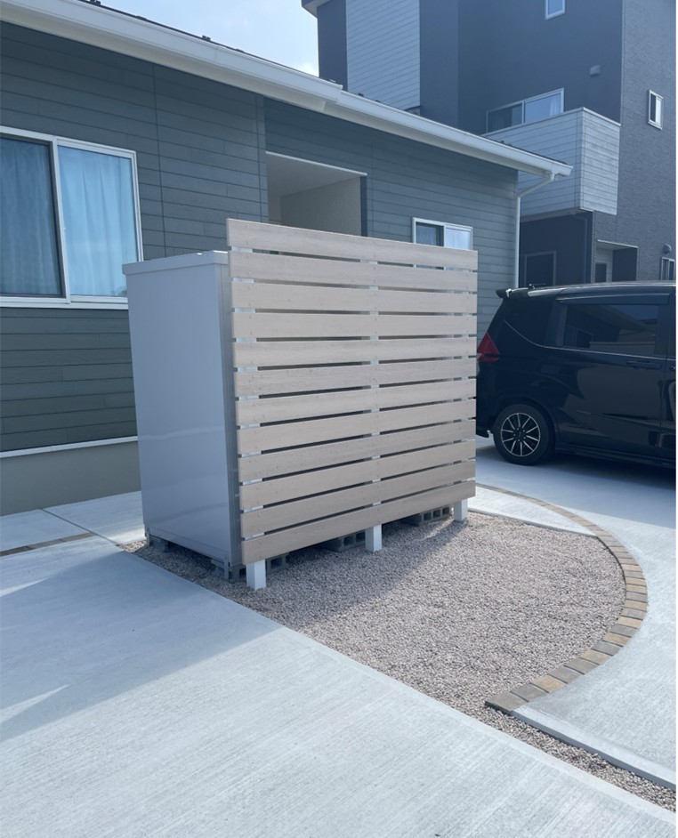 江津市 木目調フェンス付き駐輪場 外構施工事例