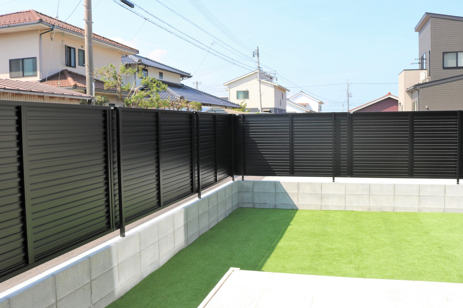 江津市で施工した完全目隠しフェンスと人工芝の庭