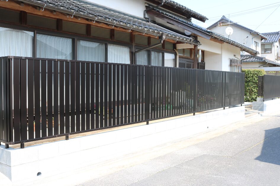 江津市 外構工事 ブロック塀リフォーム後のフェンス付きデザイン