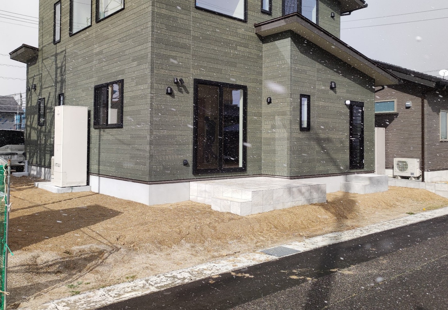 江津市で施工した完全目隠しフェンスと人工芝の庭